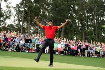 El estadounidense Tiger Woods celebra