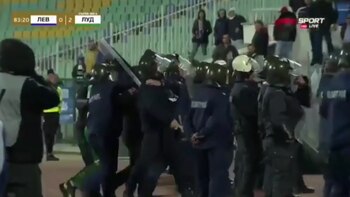 Tuvo que salir acompañado por