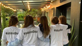 Las mujeres diseñaron una camiseta