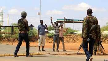 Oficiales de seguridad interrogan a civiles en la carretera donde los médicos fueron secuestrados en Mandera Kenia