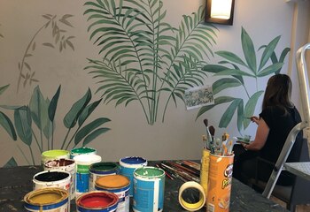 Entre pinceles y latas de