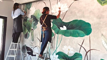 En pleno trabajo, pintando flores
