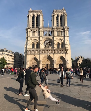 Brooke Windsor tomó esta fotografía y ahora busca a sus protagonistas, a los que inmortalizó dando vueltas antes de que el emblemático edificio parisino se quemara (Foto: Twitter Brooke Windsor)