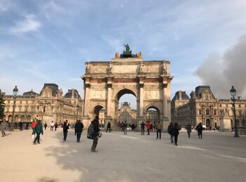 Brooke Windsor se encontraba en el exterior del museo del Louvre cuando empezó a ver el humo (Foto: Twitter Brooke Windsor)
