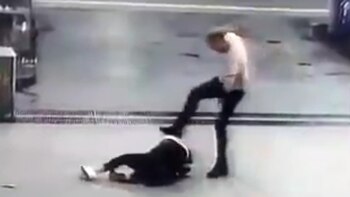 Le patearon la cabeza y