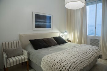 Un dormitorio minimalista.