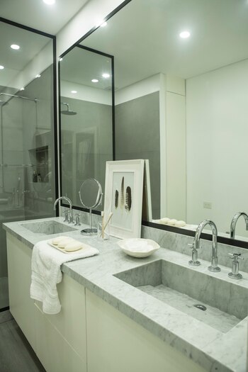 En el baño tiene mucha