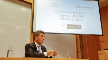 El ex legislador les quitó