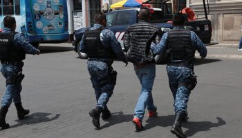 La policía acudió a un llamado de los padres de familia (Foto: Twitter @ASEHSSPH)