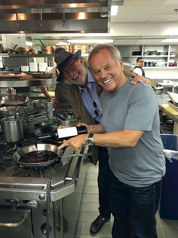 Con su amigo y colega,