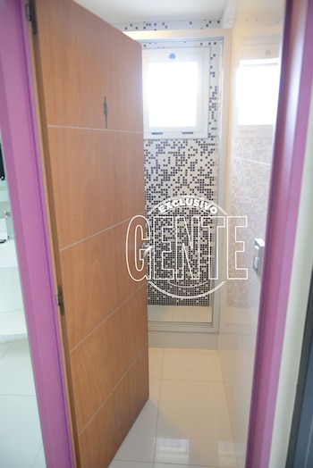 El baño de la suite del primer piso . Foto: Julio César Ruiz/GENTE