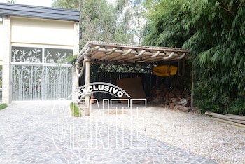 El cobertor para los autos en el exterior de Xanadu. Foto: Julio César Ruiz/GENTE