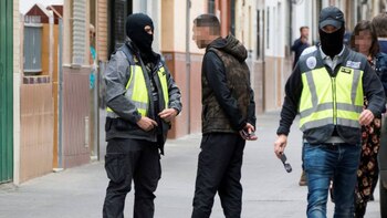 Dos agentes de la Policía