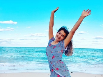 Con el pelo suelto, un