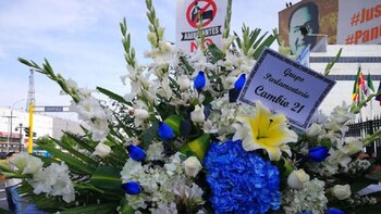 Desde el Congreso enviaron arreglos florales a la Casa del Pueblo pero éstos no ingresaron (Foto: RPP)