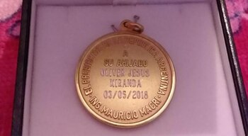 La medalla que le entregó