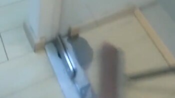 El roedor intenta huir, pero