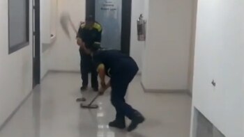 Los trabajadores golpean a la