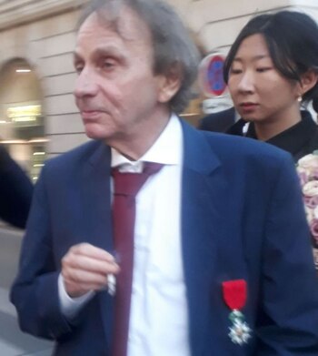 Houellebecq con la Medalla de