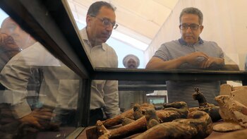 Autoridades observan reliquias halladas en