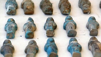 Las estatuas se muestran fuera