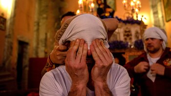 Los costaleros se preparan antes