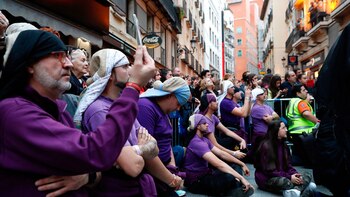 Varios costaleros durante la procesión