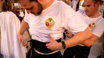 Los costaleros se preparan antes