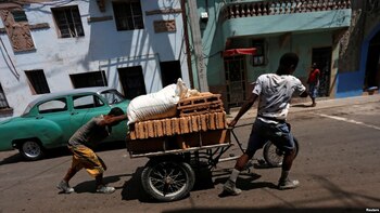 Residentes transportan ladrillos en una