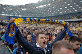 Seguidores de Zelenskiy, el favorito para ganar las elecciones de este domingo en Ucrania (AP Photo/Vadim Ghirda)