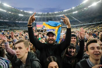 Festejos en la tribuna (AP Photo/Vadim Ghirda)