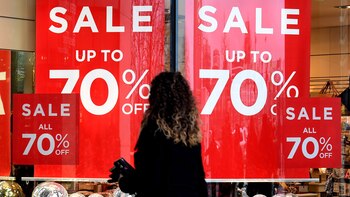 Una mujer mira las ofertas en un escaparate de un comercio en Hamburgo, Alemania (Foto archivo: REUTERS)