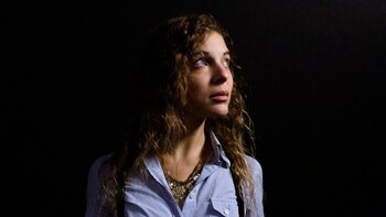 Actualmente, Emilia estudia fotografía y