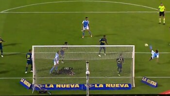 Alan Vesler intentó una tijera,