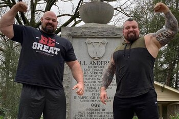 Dos campeones mundiales de fuerza se vieron obligados a sentarse juntos en un avión que se dirigía a Escocia (Foto: Instagram)