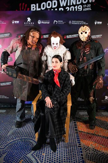 Flor Torrente, rodeada por monstruos