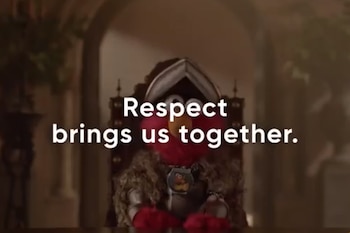 Elmo busca que los hermanos