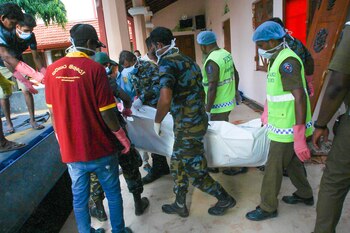 Personal de seguridad carga el