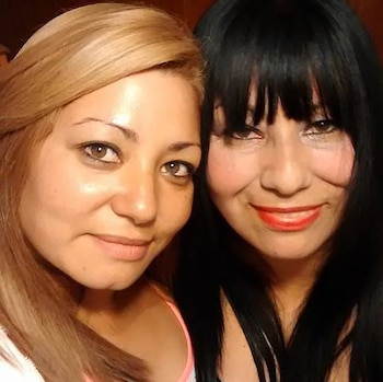 Verónica junto a su mamá,