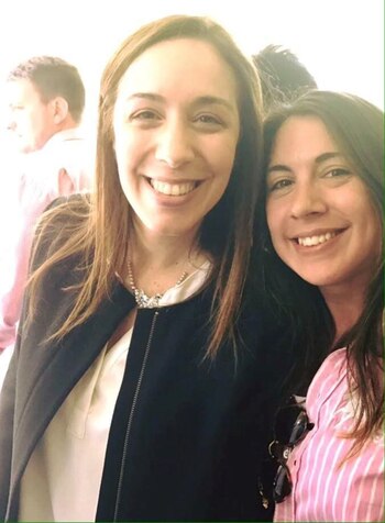 Carla Moriggia junto a María