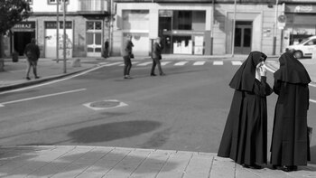 Los sacerdotes, diáconos y monjas