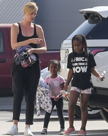 Charlize con August y Jackson.