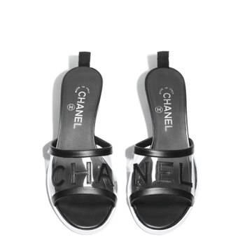 Las sandalias combinan piel de