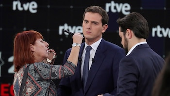 Albert Rivera es maquillado antes