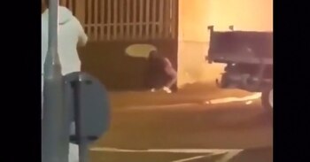 Un segundo hombre recoge algo