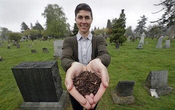 Katrina Spade, fundadora y directora