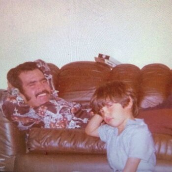 Alejandro de niño, junto a