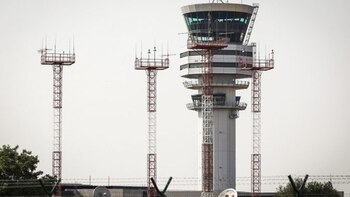 Los controladores aéreos operan desde