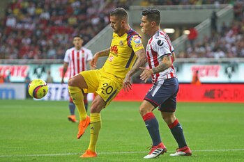 Ménez (izquierda) durante uno de