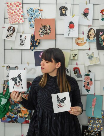 Luli Katz rodeada de retratos